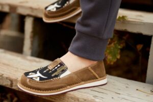 Barking Dog Shoes reviews and recommends the best footwear for people with various foot issues (as well as for women with average feet for whom comfort is a high priority).