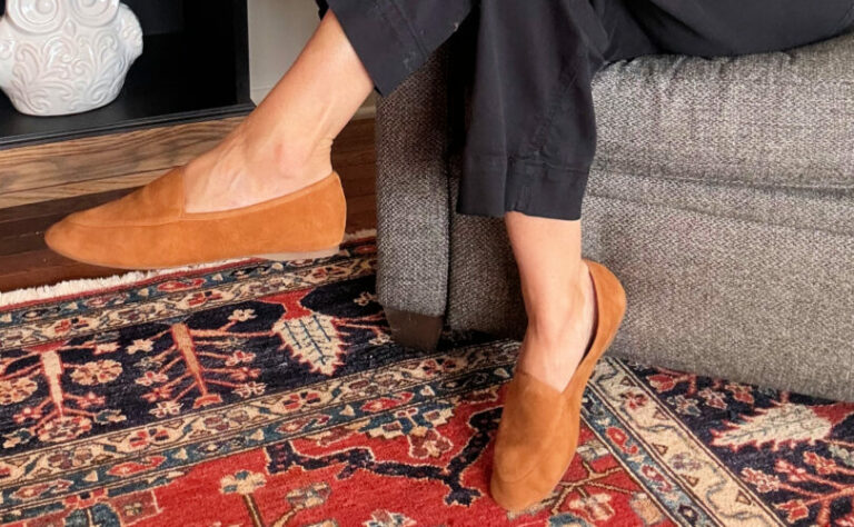 Barking Dog Shoes reviews and recommends the best footwear for people with various foot issues (as well as for women with average feet for whom comfort is a high priority).