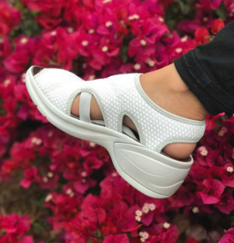 Barking Dog Shoes reviews and recommends the best footwear for people with various foot issues (as well as for women with average feet for whom comfort is a high priority).