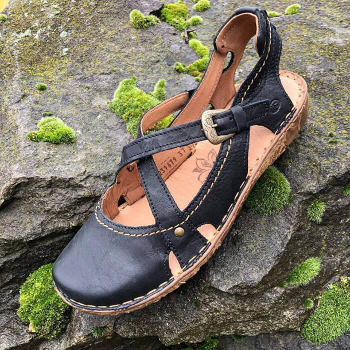 Barking Dog Shoes reviews and recommends the best footwear for people with various foot issues (as well as for women with average feet for whom comfort is a high priority).