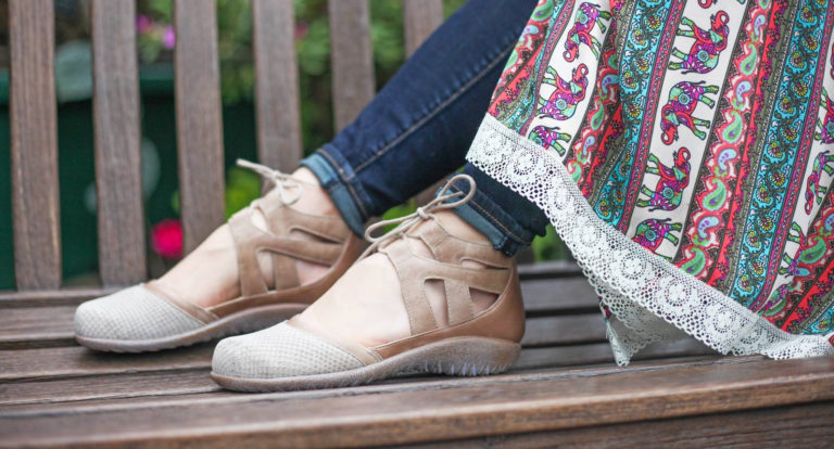 Barking Dog Shoes reviews and recommends the best footwear for people with various foot issues (as well as for women with average feet for whom comfort is a high priority).