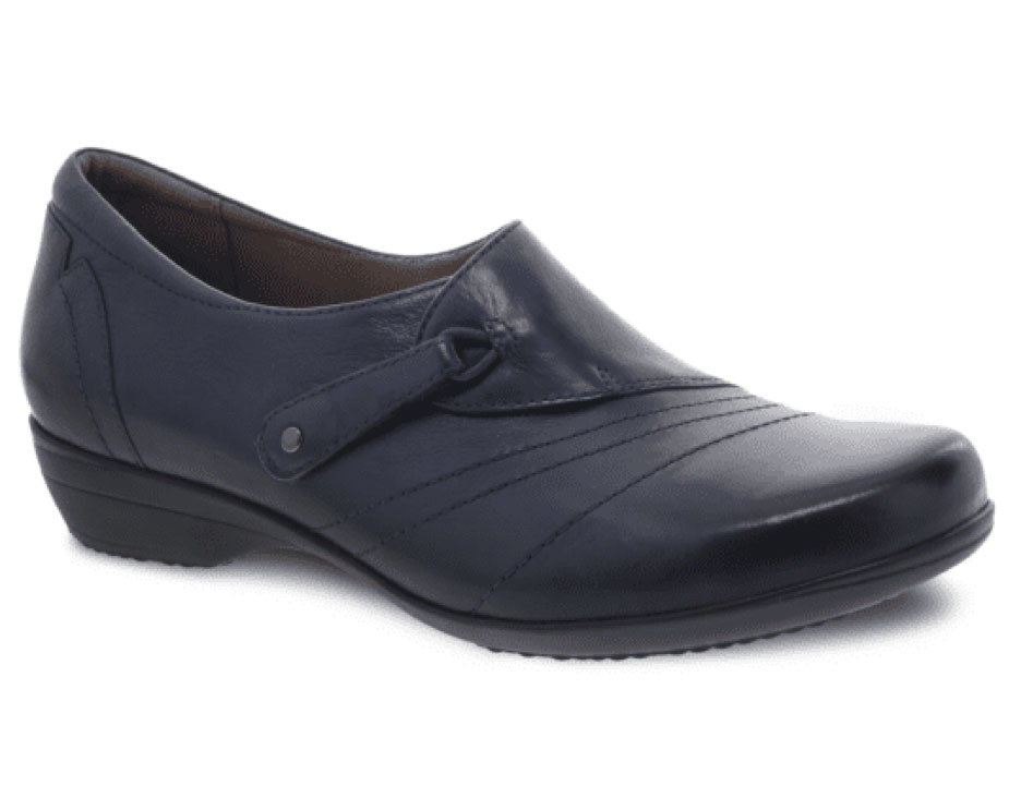 Dansko-Franny Barking Dog Shoes reviews and recommends the best footwear for people with various foot issues (as well as for women with average feet for whom comfort is a high priority).