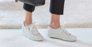 Barking Dog Shoes reviews and recommends the best footwear for people with various foot issues (as well as for women with average feet for whom comfort is a high priority).