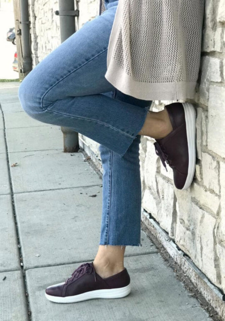 Barking Dog Shoes reviews and recommends the best footwear for people with various foot issues (as well as for women with average feet for whom comfort is a high priority).