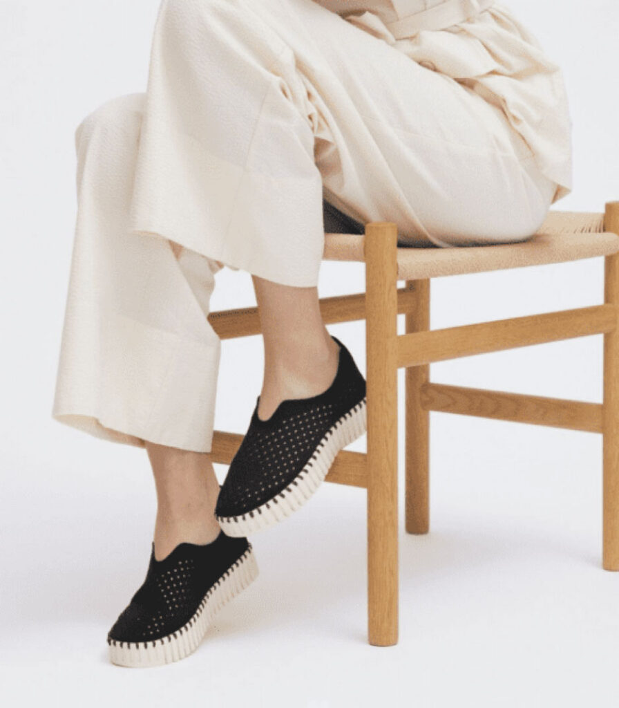 Ilse-Jacobsen-Tulip Barking Dog Shoes reviews and recommends the best footwear for people with various foot issues (as well as for women with average feet for whom comfort is a high priority).