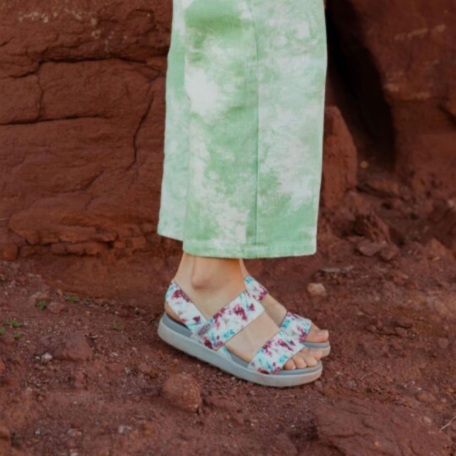 Barking Dog Shoes reviews and recommends the best footwear for people with various foot issues (as well as for women with average feet for whom comfort is a high priority).