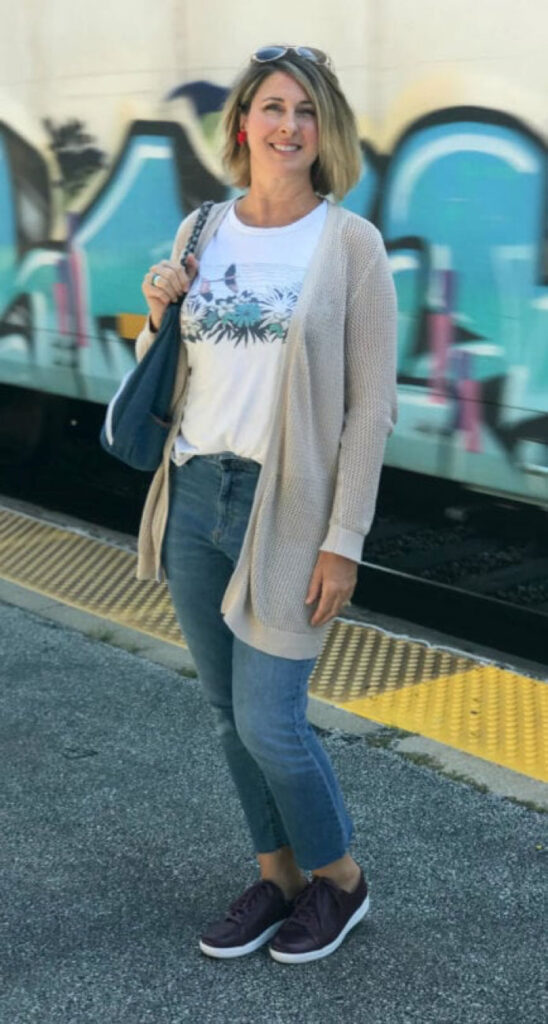 Barking Dog Shoes reviews and recommends the best footwear for people with various foot issues (as well as for women with average feet for whom comfort is a high priority).