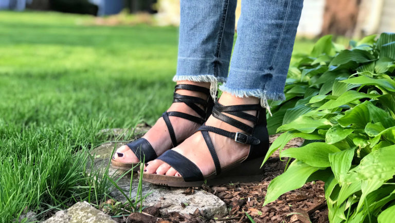 Barking Dog Shoes reviews and recommends the best footwear for people with various foot issues (as well as for women with average feet for whom comfort is a high priority).