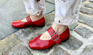 Barking Dog Shoes reviews and recommends the best footwear for people with various foot issues (as well as for women with average feet for whom comfort is a high priority).