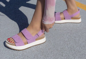 Barking Dog Shoes reviews and recommends the best footwear for people with various foot issues (as well as for women with average feet for whom comfort is a high priority).