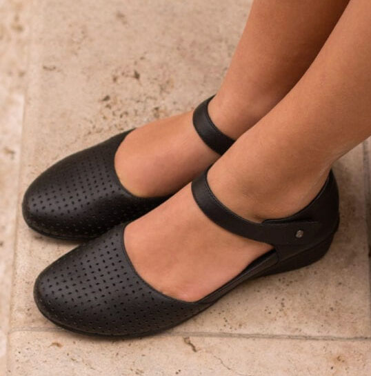 Revere-Osaka-orthotic-friendly-mary-jane Barking Dog Shoes reviews and recommends the best footwear for people with various foot issues (as well as for women with average feet for whom comfort is a high priority).