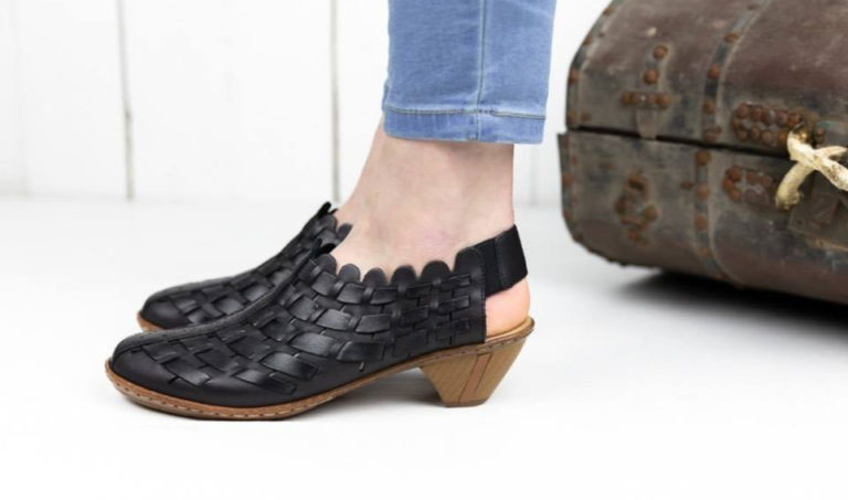 Barking Dog Shoes reviews and recommends the best footwear for people with various foot issues (as well as for women with average feet for whom comfort is a high priority).