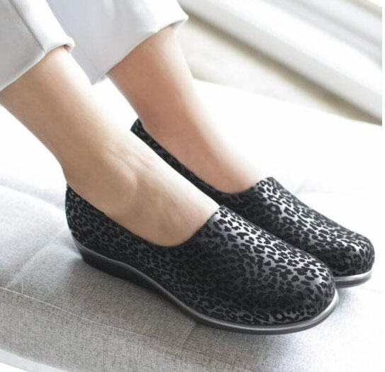 SAS-Bliss-loafer Barking Dog Shoes reviews and recommends the best footwear for people with various foot issues (as well as for women with average feet for whom comfort is a high priority).