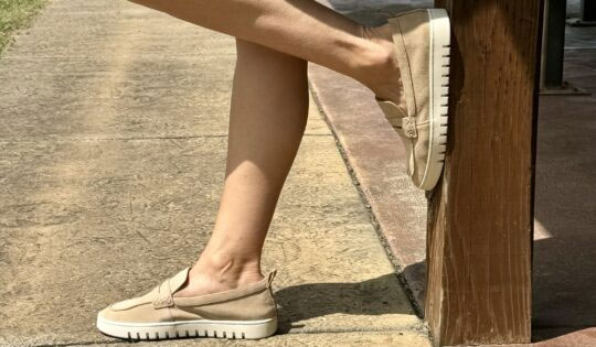 Barking Dog Shoes reviews and recommends the best footwear for people with various foot issues (as well as for women with average feet for whom comfort is a high priority).