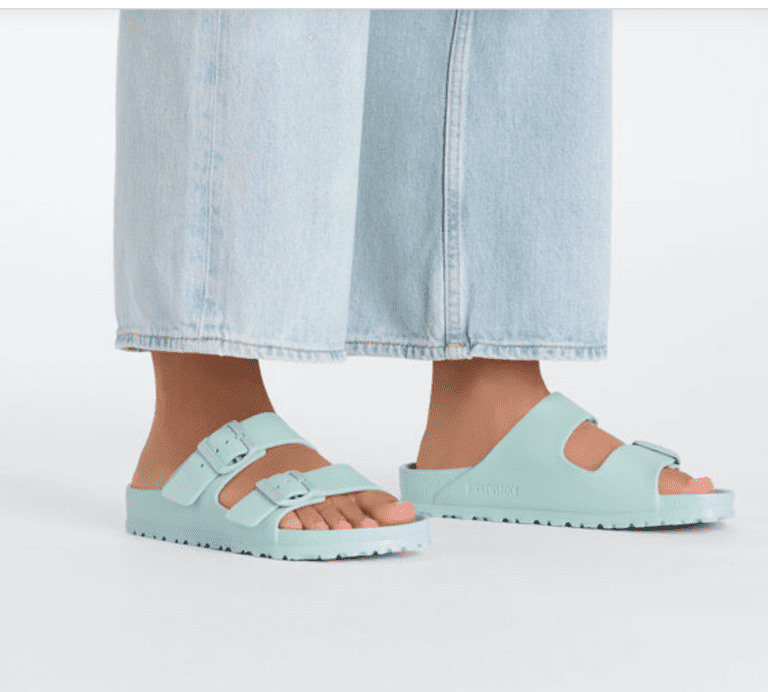 Barking Dog Shoes reviews and recommends the best footwear for people with various foot issues (as well as for women with average feet for whom comfort is a high priority).