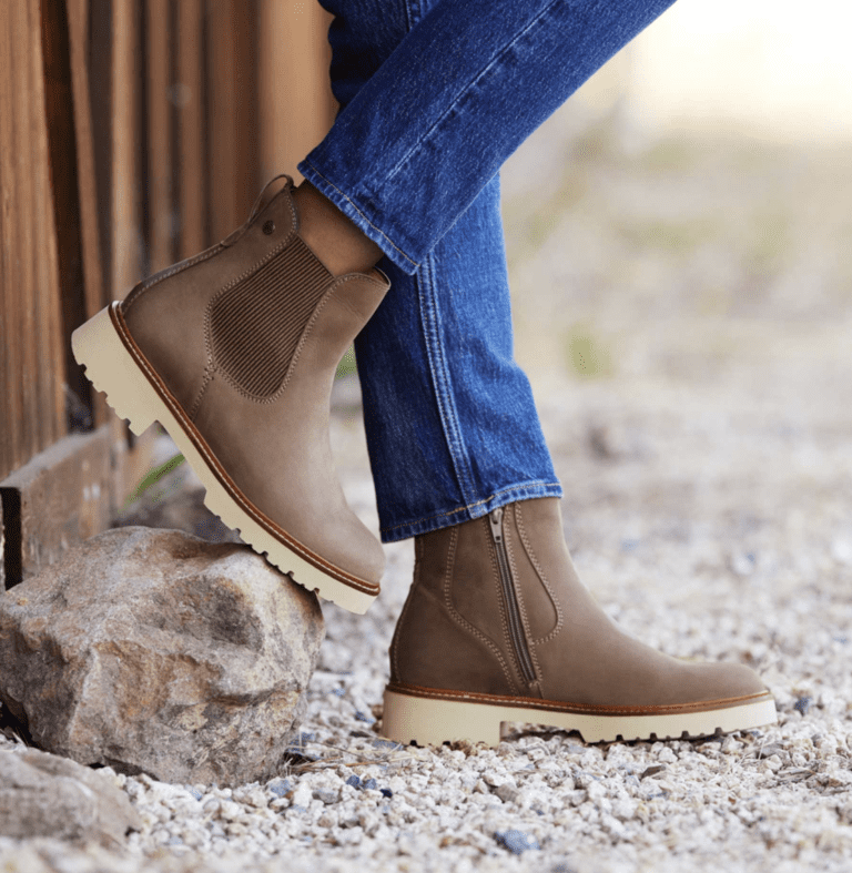 Barking Dog Shoes reviews and recommends the best footwear for people with various foot issues (as well as for women with average feet for whom comfort is a high priority).