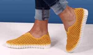Barking Dog Shoes reviews and recommends the best footwear for people with various foot issues (as well as for women with average feet for whom comfort is a high priority).